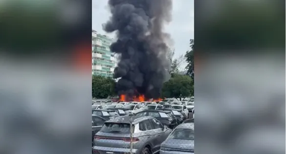 Equipes do Corpo de Bombeiros trabalham no pátio de estacionamento no Recreio dos Bandeirantes onde um dos helicópteros caiu e atingiu carros elétricos.