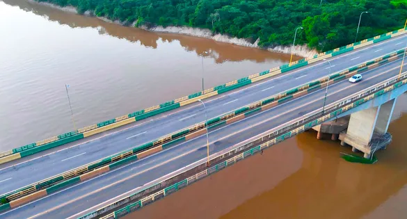 Fluxo de veículos pesados nas cabeceiras da ponte sobre o Rio Itacaiúnas, em Marabá, onde novas placas de sinalização vertical alertam os caminhoneiros sobre os horários proibidos de circulação