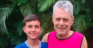 Imagem ilustrativa da notícia Menino joga bola com "Seu Chico" e descobre que era Chico Buarque