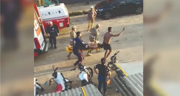 Equipes do Samu e do Corpo de Bombeiros prestam primeiros socorros a homem vítima de afogamento na Praia do Mangal, em Tucuruí (PA).