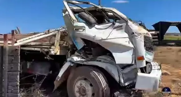 Ajudante não resistiu aos ferimentos e motorista ficou preso às ferragens no trecho entre as vicinais P13 e P33.