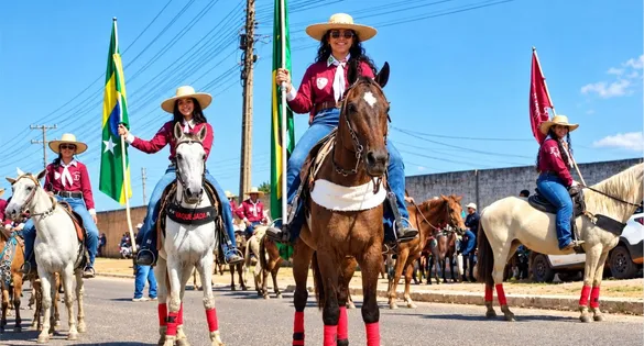 Comitivas e cavaleiros percorrem a BR-230 durante a 38ª Cavalgada da Expoama, em Marabá (PA).