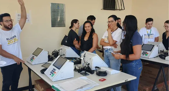 Colaboradores da 59ª Zona Eleitoral realizam treinamento prático sobre procedimentos das urnas eletrônicas para as Eleições 2026.