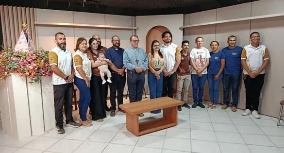 Instalações do novo estúdio no Salão Paroquial, que conta com acústica profissional e equipamentos para integrar fiéis via YouTube e Instagram durante a festividade.