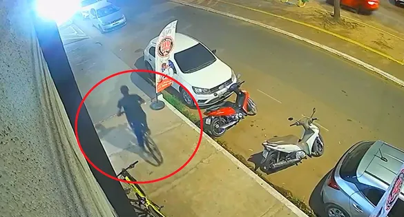 Câmera de segurança registra momento em que vítima tenta impedir furto de bicicleta praticado por suspeito em Marabá.
