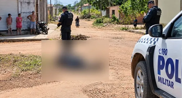 O corpo da vítima ficou no local após os tiros que tiraram a vida. Moto foi levada.
