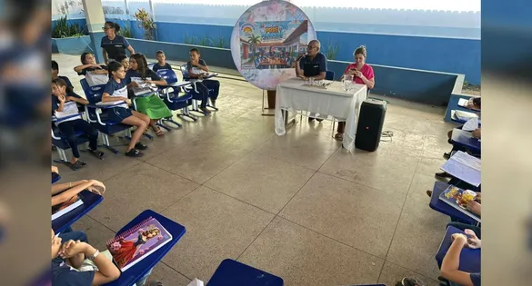 Alunos do 4º ano da Escola Maria Conceição Corrêa conduzem entrevista com a direção no hall da instituição.