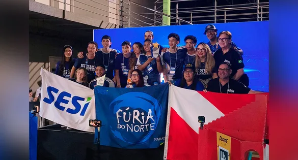 Estudantes da equipe Fúria do Norte, do SESI Marabá, comemoram a vitória no FTC Off-Season Pernambuco 2026 ao lado do robô desenvolvido para as disputas.