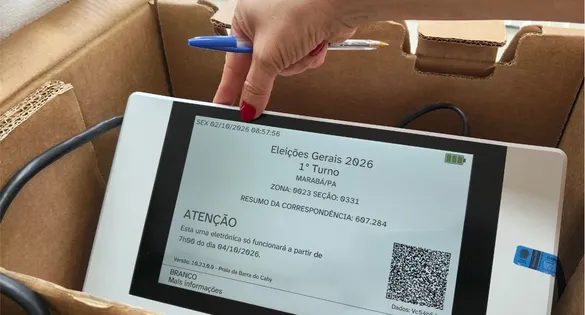 Após a conclusão das checagens e eventuais ajustes, as urnas são lacradas e organizadas em rotas estratégicas.
