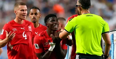 Imagem ilustrativa da notícia Jogador é expulso em possível simulação e Suíça cai para a Argentina
