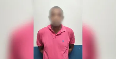 Imagem ilustrativa da notícia Homem é preso após agredir companheira e ameaçar policiais com faca