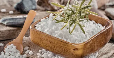 Imagem ilustrativa da notícia Saiba como usar sal grosso e alecrim para purificar a casa