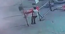 Imagem ilustrativa da notícia Trabalhador salva colega da morte com uma voadeira certeira