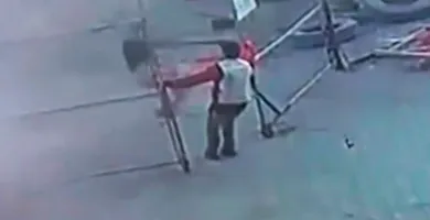 Imagem ilustrativa da notícia Trabalhador salva colega da morte com uma voadeira certeira