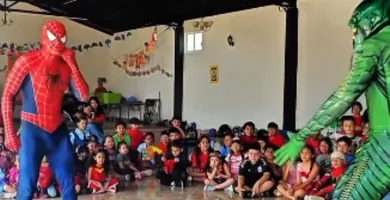 Imagem ilustrativa da notícia Ator vive Homem-Aranha e faz sucesso com acrobacias em festas
