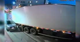 Imagem ilustrativa da notícia Vídeo: veja o momento em que carreta descontrolada atinge veículo