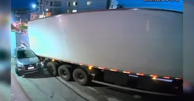 Imagem ilustrativa da notícia Vídeo: veja o momento em que carreta descontrolada atinge veículo