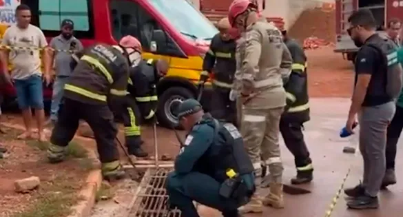 A situação, marcada pela possibilidade de uma tragédia devido às chuvas, mobilizou moradores, o Corpo de Bombeiros e a Polícia Militar