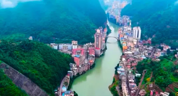 Vista aérea de Yanjin mostra o contraste entre a densa malha urbana e os imponentes penhascos da província de Yunnan.