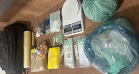 Imagem ilustrativa da notícia PM desarticula ponto de tráfico e apreende quase 1 kg de drogas