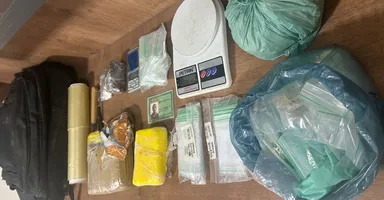 Imagem ilustrativa da notícia PM desarticula ponto de tráfico e apreende quase 1 kg de drogas