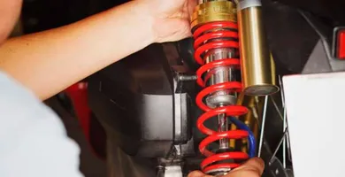 Imagem ilustrativa da notícia 10 sinais de que o amortecedor da sua moto precisa de troca