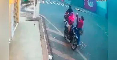 Imagem ilustrativa da notícia PM prende suspeito e apreende motocicleta usada em série de roubos