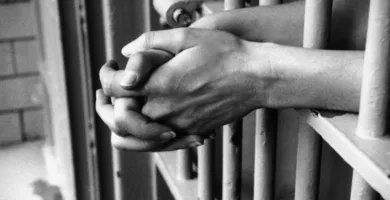 Imagem ilustrativa da notícia Dois homens em saída temporária foram presos em bar. Veja os detalhes