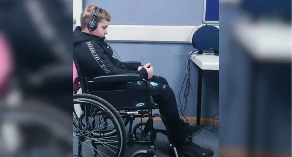 Franki Purdy em processo de fisioterapia; após sofrer um AVC causado pela meningite, o menino luta para recuperar a mobilidade e a independência.