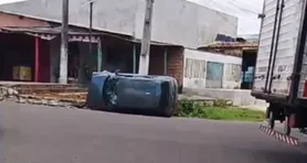 Imagem ilustrativa da notícia Carro tomba após bater em meio-fio na Cohab em Tucuruí